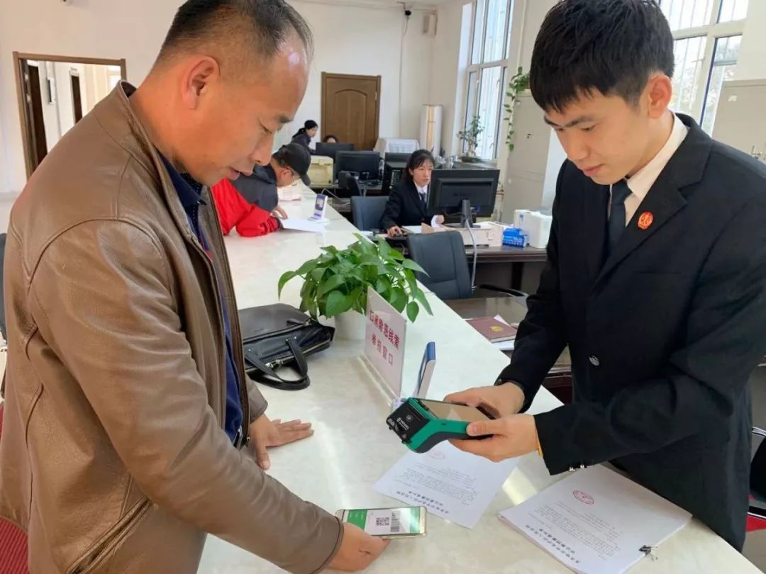 在如今这个移动支付时代，越来越多的人选择使用手机进行支付，而POS机作为一种传统的支付方式，也在不断地与时俱进，推出了与各大移动支付平台的合作。小米钱包作为国内知名的移动支付品牌，其在市场上的地位也是不可忽视的。那么，如何将小米钱包与POS机相结合，为消费者提供便捷的支付体验呢？本文将为您详细解答这个问题