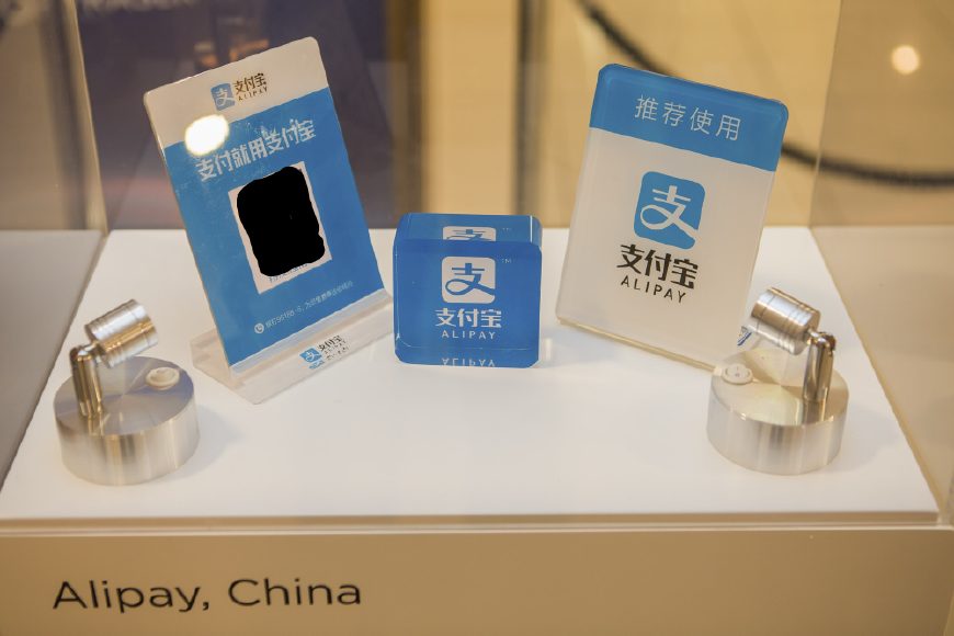 随着移动支付的普及，越来越多的商家开始接受信用卡、微信支付和支付宝等移动支付方式。在这种情况下，办理一台POS机对于商家来说变得尤为重要。石家庄作为河北省的省会，经济发展迅速，市场潜力巨大，越来越多的商家纷纷涌入石家庄市场。那么，石家庄如何办理pos机呢？本文将为您详细介绍办理流程及注意事项