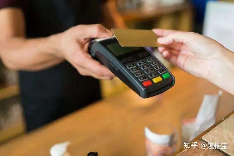 办理POS机帮人刷卡，便捷交易的幕后功臣